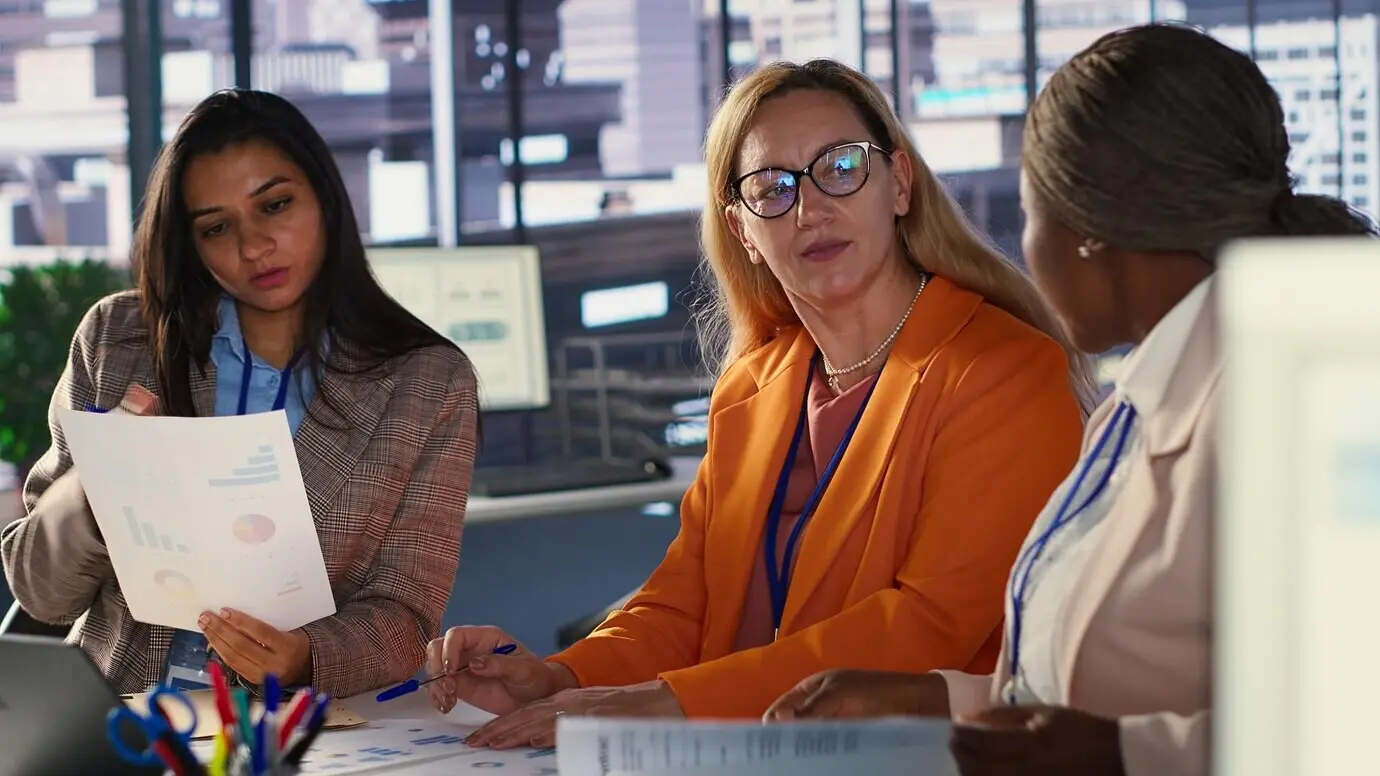 Амбициозные женщины-руководители, сотрудничающие в разнообразной рабочей среде