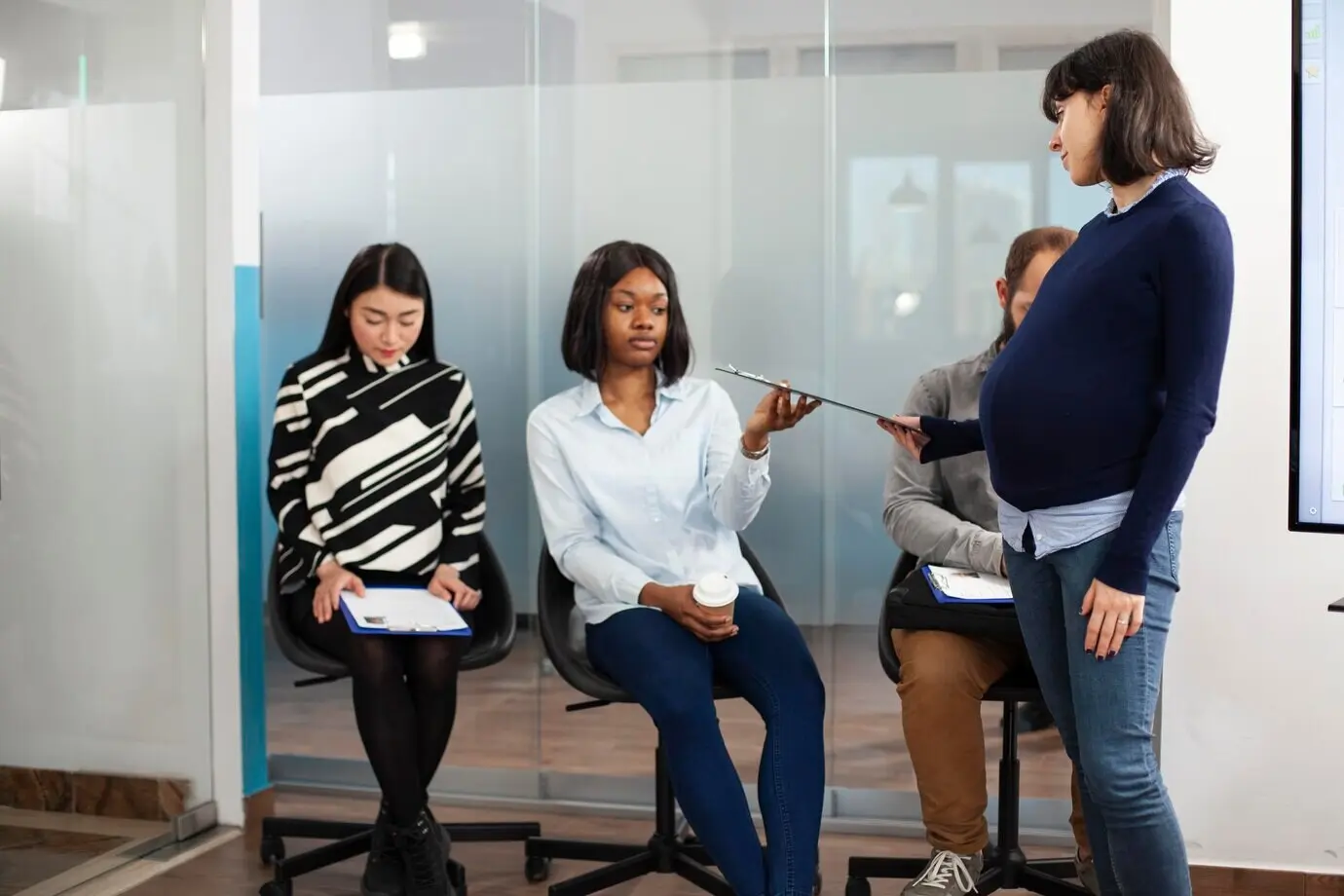 Беременная менеджер приступает к процессу собеседования.