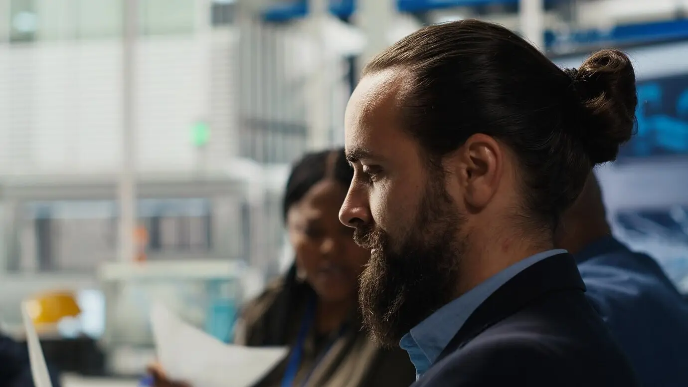 Инженерная команда завода использует ноутбук для увеличения выработки энергии.